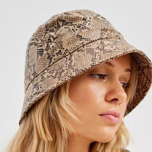 NWOT Princess Polly Snakeskin Bucket Hat - Silver/Combo